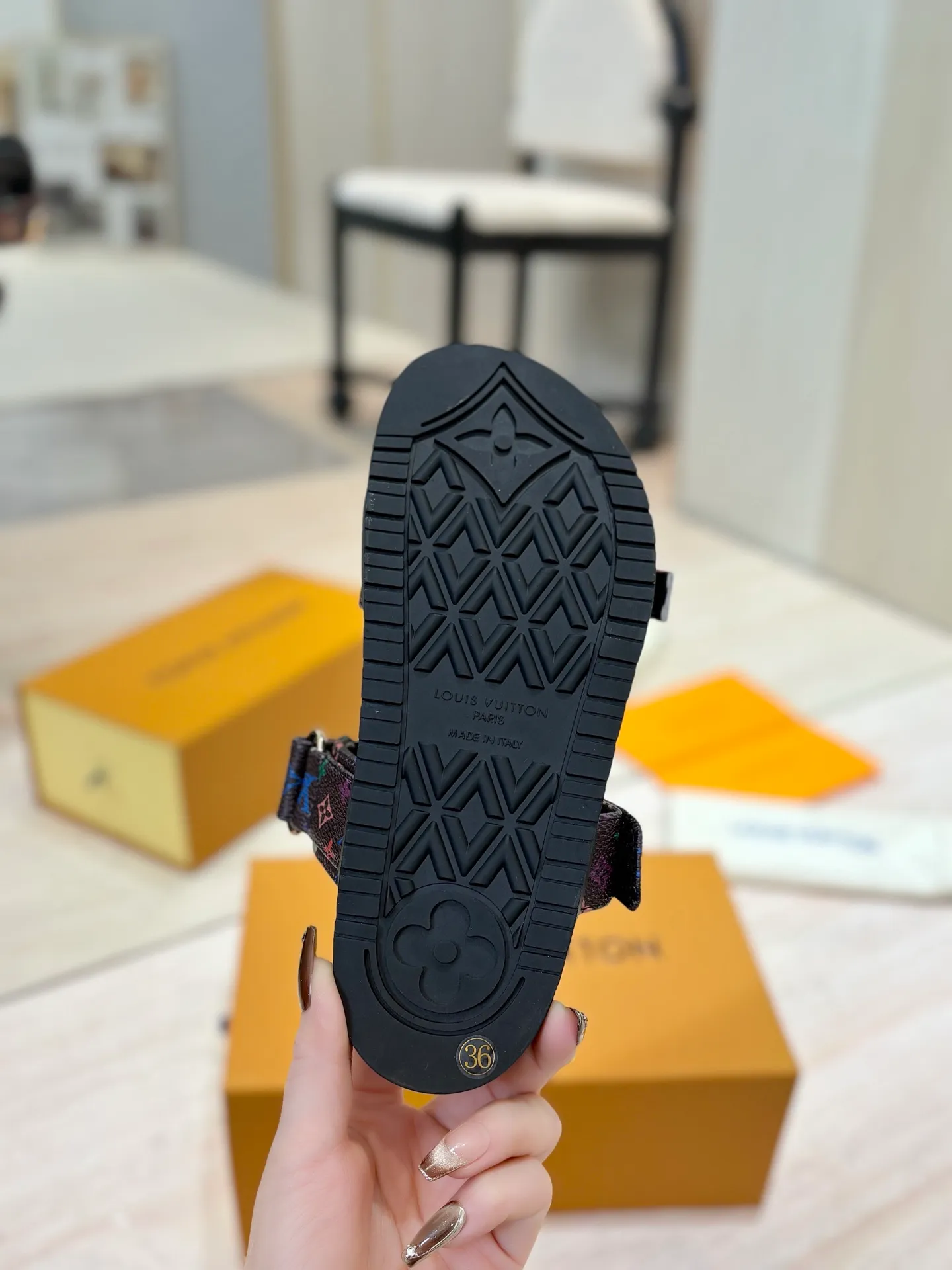 👟👟Ex-factory price 400👟👟 LV 2025 spring and summer new products 🥰 Popular LV donkey brand counters Embossed logo embossed sandals This Pool Pillow Comfort flat sandals are made of technical fabrics and use high-frequency embossing technology to reinterpret the Monogram pattern. Soft padded upper with adjustable Velcro, comfortable and tough insole adds harmonious colors 👍New hard goods, purchasing agent level! Full of high-end feel! A popular model among bloggers at home and abroad, it’s retro and fashionable and looks amazing on your feet! The official website's main recommendation 👍👍 ✅ Upper: waterproof special original fabric ✅ Inner lining: imported mixed sheepskin ✅ Outsole: original molded foam outsole ✅ Number of sizes: women's size 35-45 (women's size 41 men's 38.45, custom-made, non-refundable) ✅ Packaging: full set of drawer boxes ​